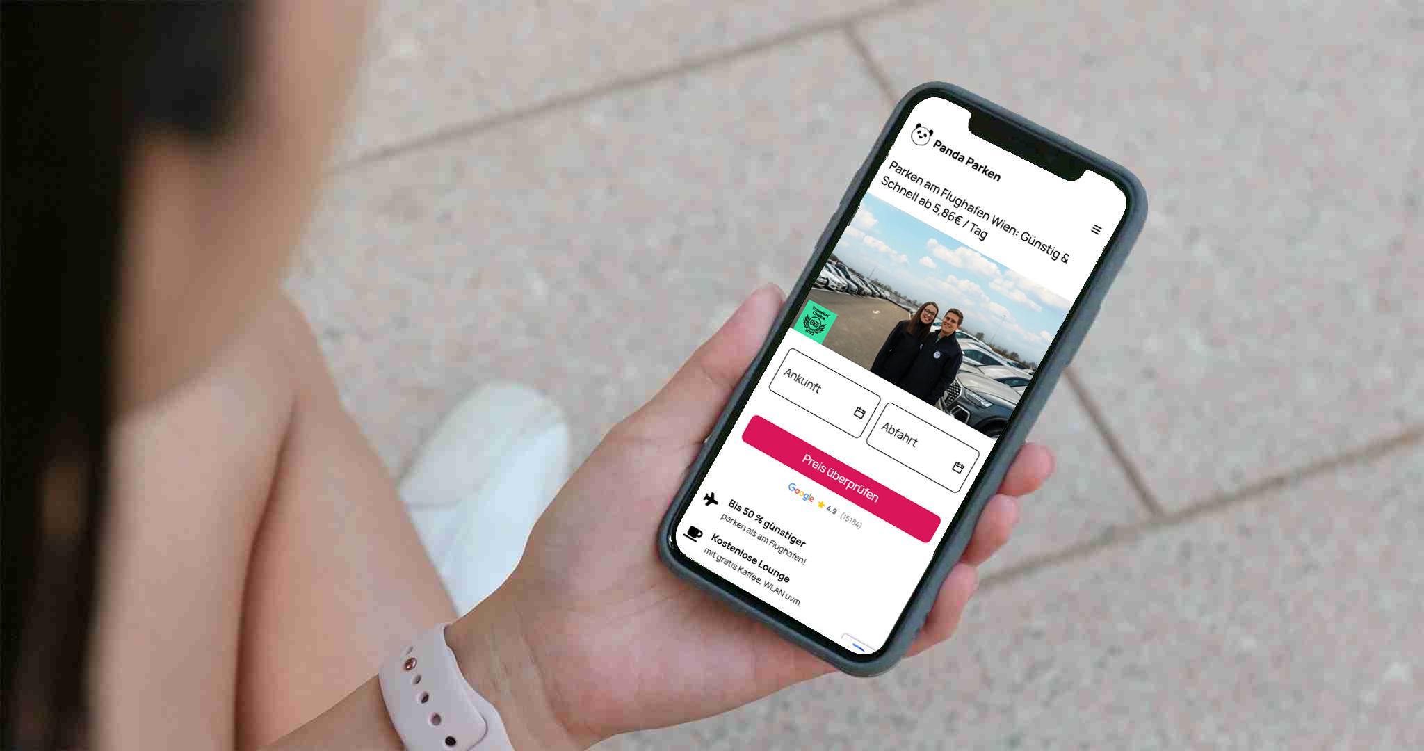 Holding phone with open Pandaparken website